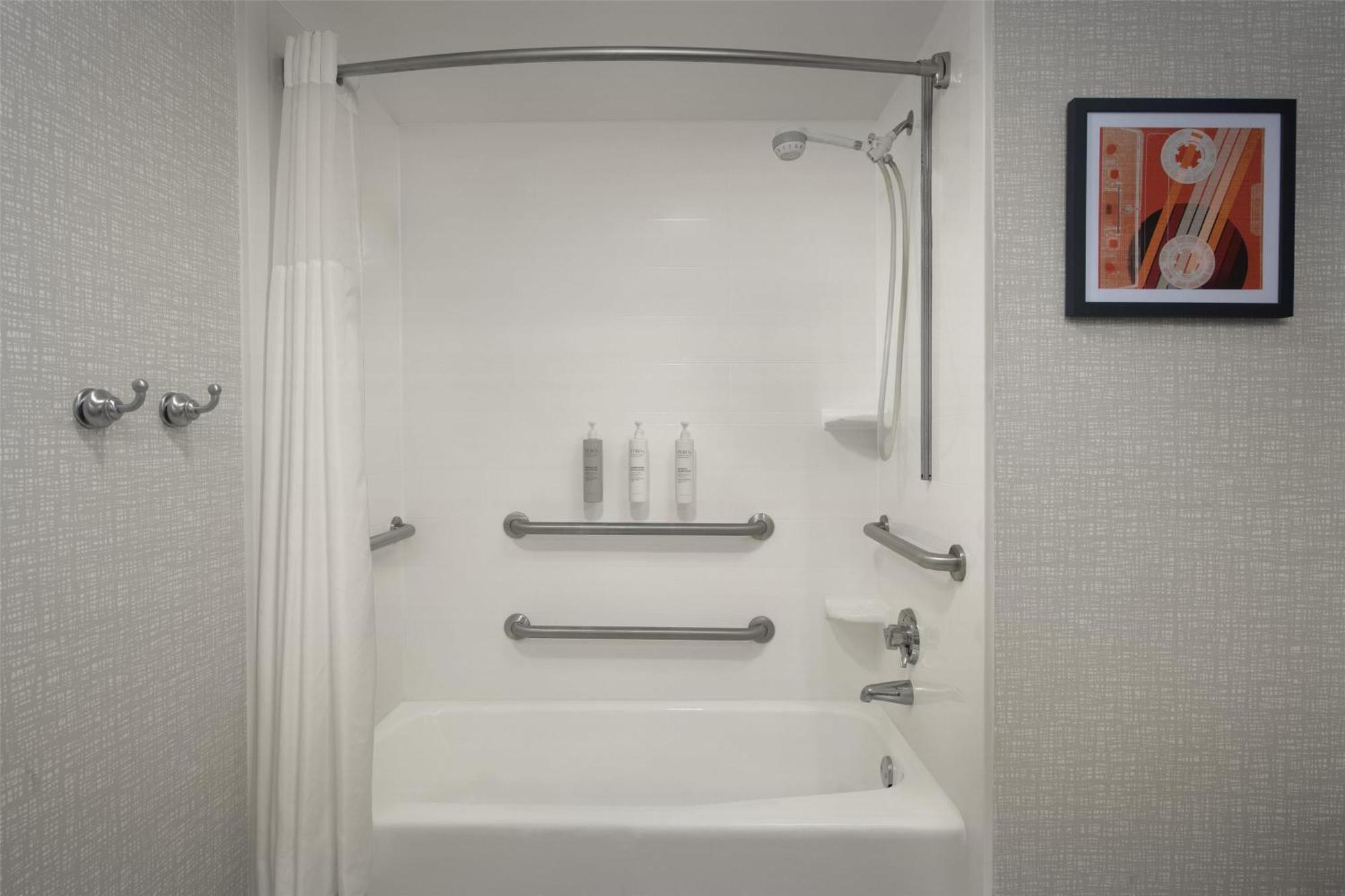 Hampton Greentree Hotel 3*